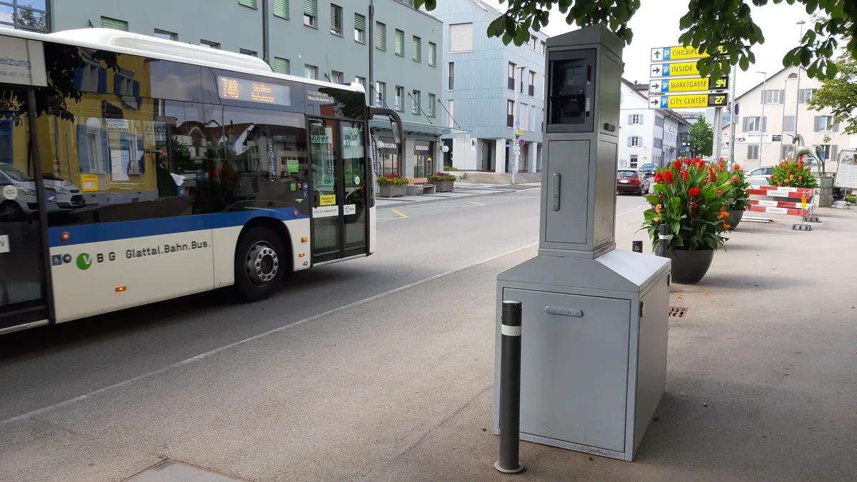 Ein semistationäres Blitzgerät an einer Strasse. 